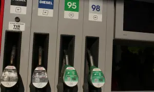 Dwa dystrybutory paliwa z różnymi rodzajami paliwa: Diesel, 95 i 98.
