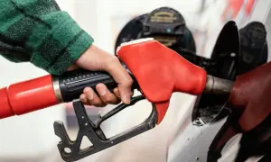Skuteczne sposoby na pozbycie się zapachu benzyny z ubrań