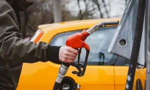 Ile waży benzyna? Sprawdź, jak waga wpływa na koszty paliwa