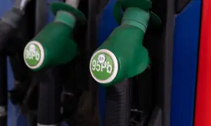 Dwie zielone końcówki dystrybutorów paliwa z oznaczeniami 95Pb E5 i 98Pb.