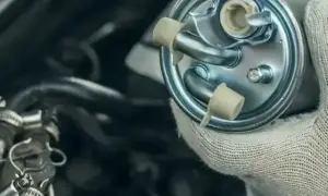 Gdzie jest filtr paliwa w Ford Focus MK3 1.6 benzyna? Oto lokalizacja!