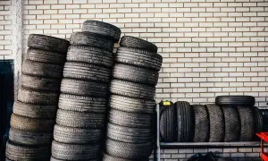 Jak znaleźć rok produkcji opony i uniknąć niebezpieczeństwa na drodze