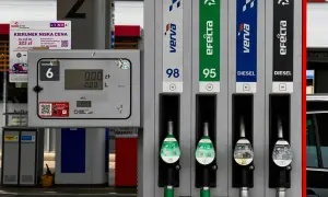Dystrybutory paliwa na stacji benzynowej z widocznymi rodzajami paliwa: benzyna i diesel.