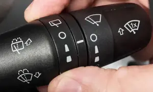 Jak włączyć tylną wycieraczkę w Toyota Corolla - proste kroki i tryby