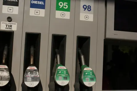 Dwa dystrybutory paliwa z różnymi rodzajami paliwa: Diesel, 95 i 98.