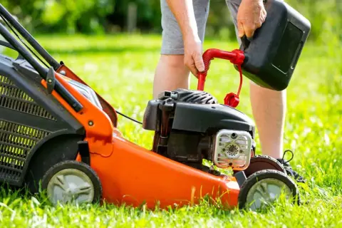 Jaką benzynę do kosiarki wybrać, aby uniknąć uszkodzeń silnika?
