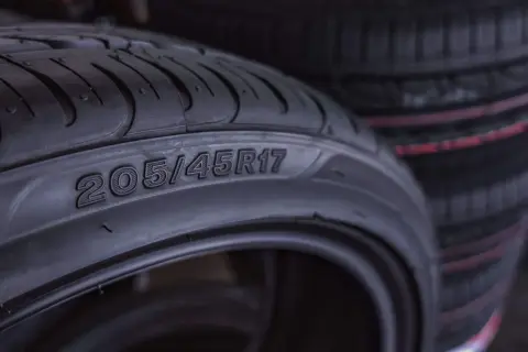 Gdzie pisze rozmiar opony? Odkryj, jak go znaleźć w samochodzie