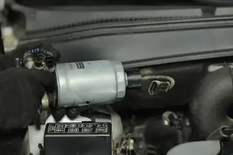 Gdzie jest filtr paliwa w Hyundai i30 1.4 benzyna? Znajdź go łatwo!