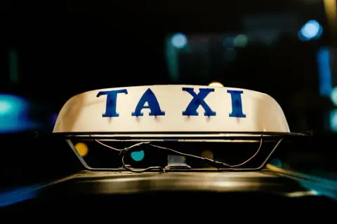Ile kosztuje licencja taxi? Sprawdź ceny w różnych miastach
