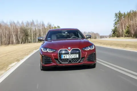 BMW i4 M50 - szczegółowe informacje, zasięg i porównania z innymi elektrykami