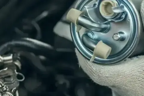 Gdzie jest filtr paliwa w Ford Focus MK3 1.6 benzyna? Oto lokalizacja!