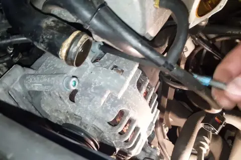 Gdzie jest termostat w Audi A4 B5 1.8 benzyna? Oto odpowiedź!