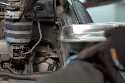 Gdzie znajduje się filtr paliwa w Toyota Auris 1.6? Oto odpowiedź