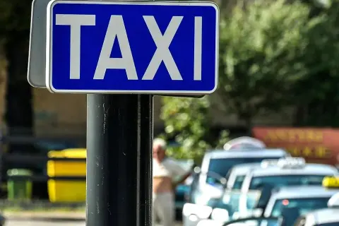 Jak znak taxi obowiązuje? Zrozumienie przepisów i konsekwencji