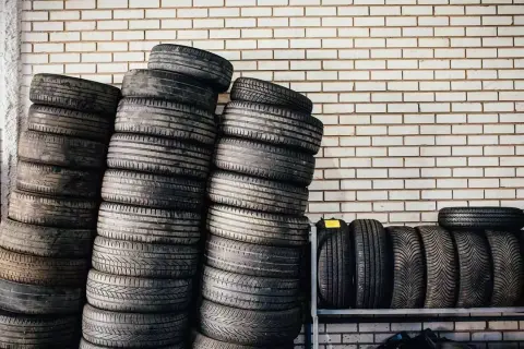 Jak znaleźć rok produkcji opony i uniknąć niebezpieczeństwa na drodze