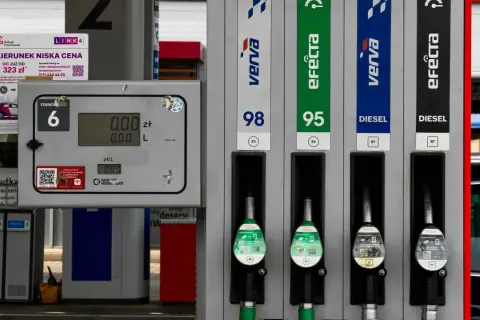 Dystrybutory paliwa na stacji benzynowej z widocznymi rodzajami paliwa: benzyna i diesel.