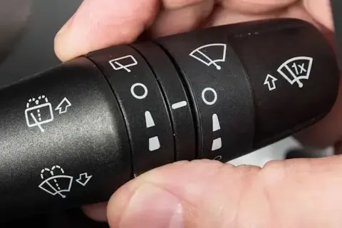 Jak włączyć tylną wycieraczkę w Toyota Corolla - proste kroki i tryby
