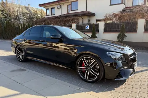 E63 AMG Mercedes-Benz: Niezwykłe osiągi i historie, które musisz znać