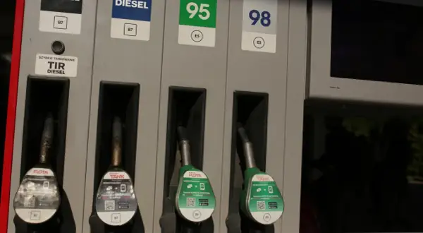 Dwa dystrybutory paliwa z różnymi rodzajami paliwa: Diesel, 95 i 98.