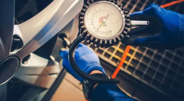 Jakie ciśnienie w oponach 195/65 R15? Uniknij niebezpieczeństw na drodze