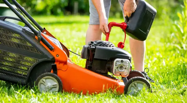 Jaką benzynę do kosiarki wybrać, aby uniknąć uszkodzeń silnika?