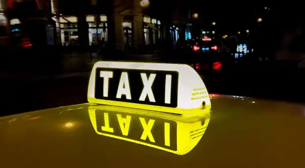 Ile za kilometr w taksówce? Sprawdź ceny i ukryte opłaty