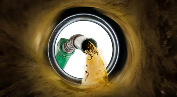 Czy diesel pojedzie na benzynie? Skutki błędnego tankowania