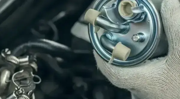 Gdzie jest filtr paliwa w Ford Focus MK3 1.6 benzyna? Oto lokalizacja!