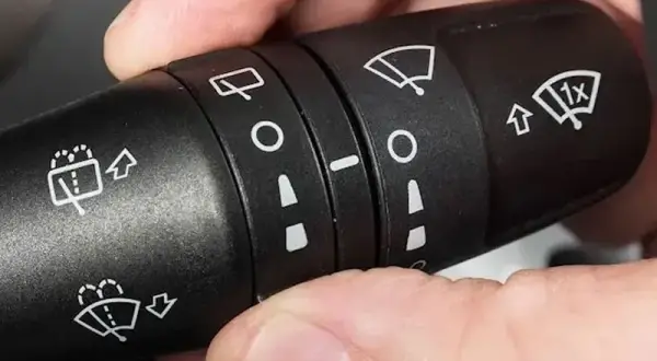 Jak włączyć tylną wycieraczkę w Toyota Corolla - proste kroki i tryby