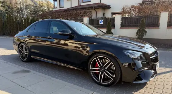 E63 AMG Mercedes-Benz: Niezwykłe osiągi i historie, które musisz znać