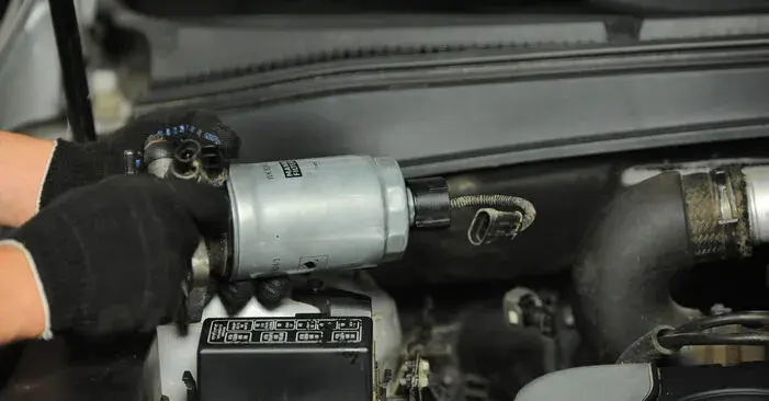 Gdzie jest filtr paliwa w Hyundai i30 1.4 benzyna? Znajdź go łatwo!