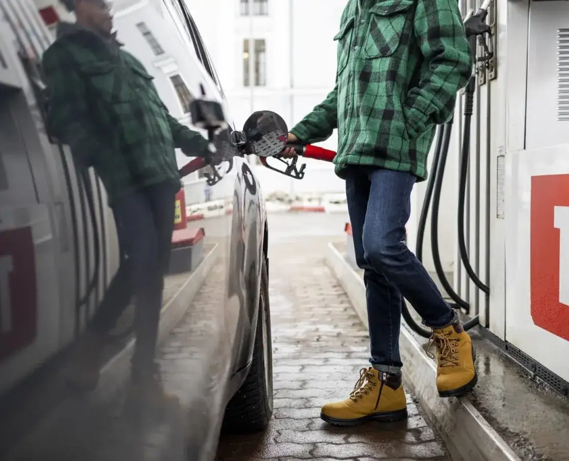 Zdjęcie Czy benzyna E10 pasuje do mojego samochodu? Sprawdź, zanim zatankujesz
