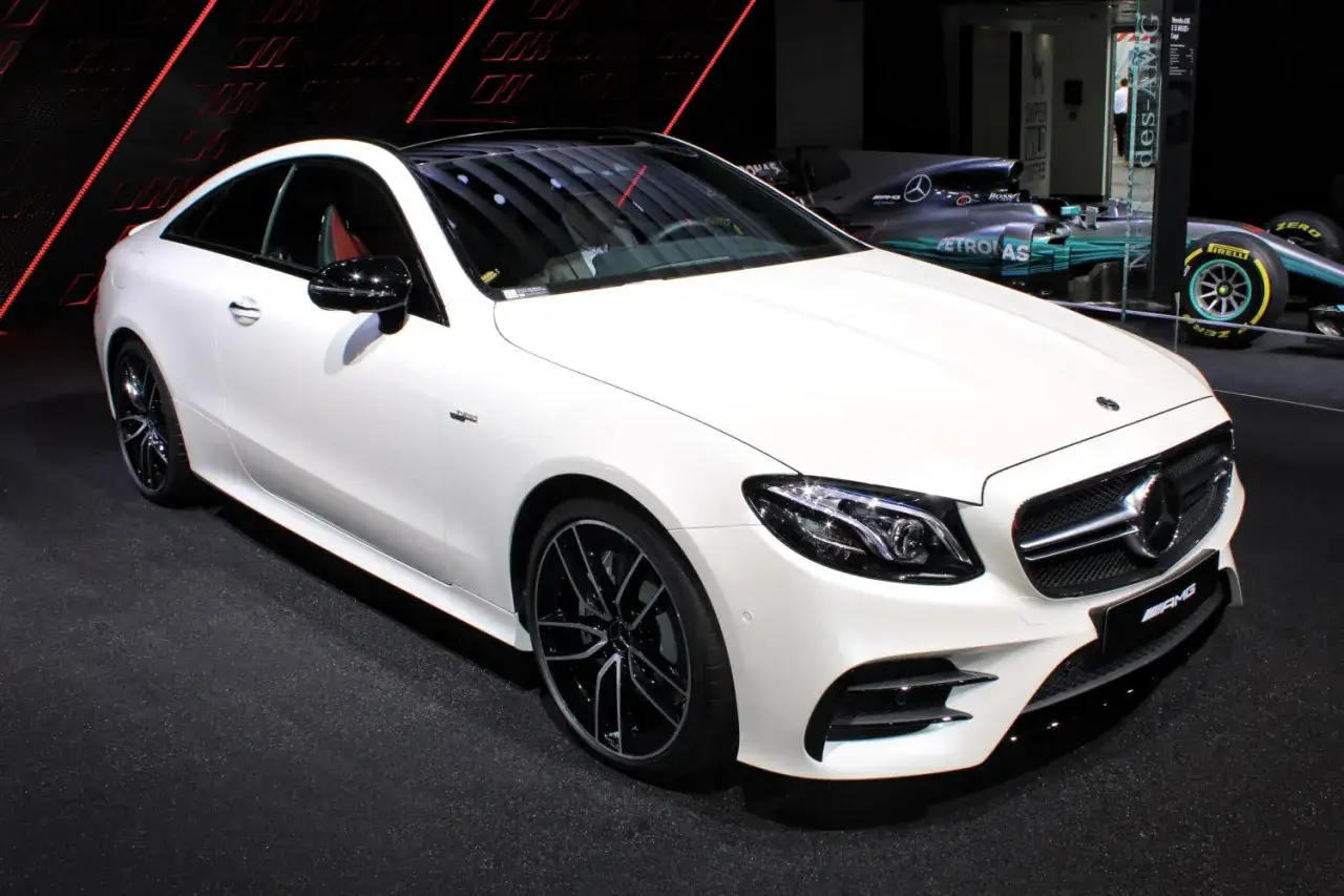 Zdjęcie Mercedes E-Klasse Coupe - komfort, osiągi i porównania z innymi modelami