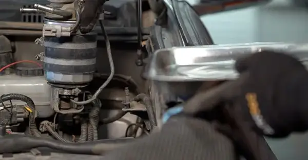 Gdzie znajduje się filtr paliwa w Toyota Auris 1.6? Oto odpowiedź